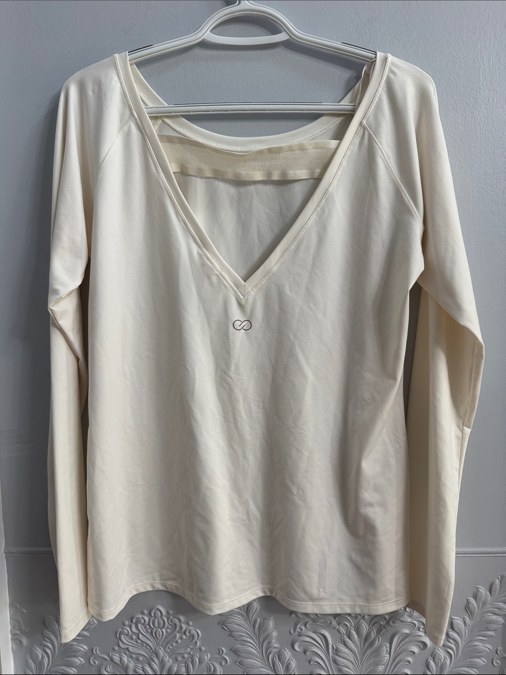 CALIA by Carrie Underwood Cream V-Neck Long Sleeve Top with Subtle Logo